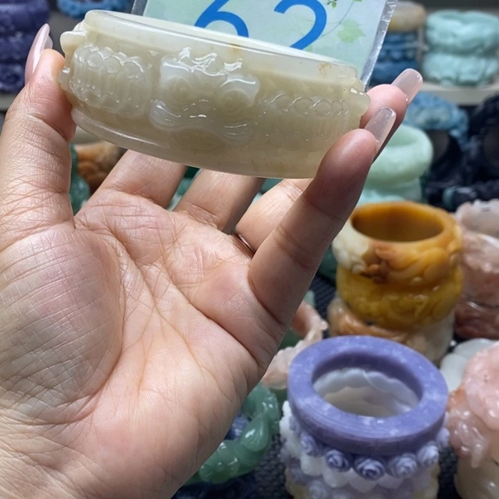 未镶嵌手镯石英岩玉