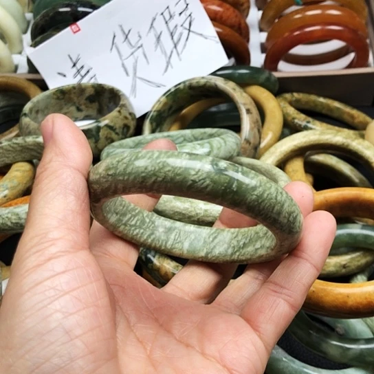 蛇纹石玉手镯未镶嵌小*女