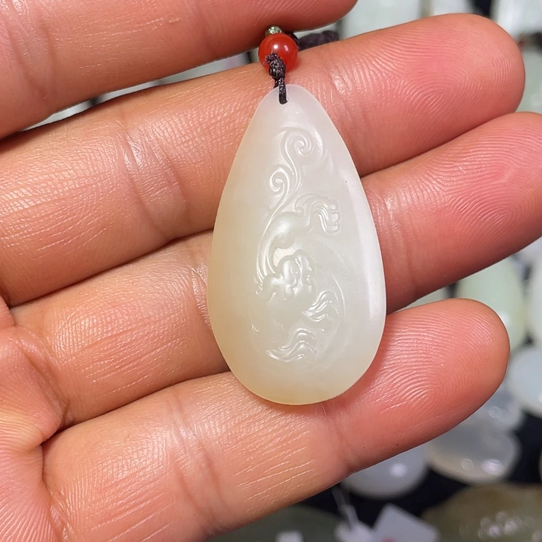 起***和田玉未镶嵌颈饰吊坠