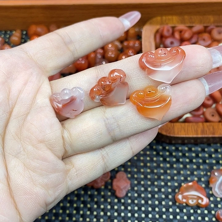 南红玛瑙未镶嵌颈饰如意锁