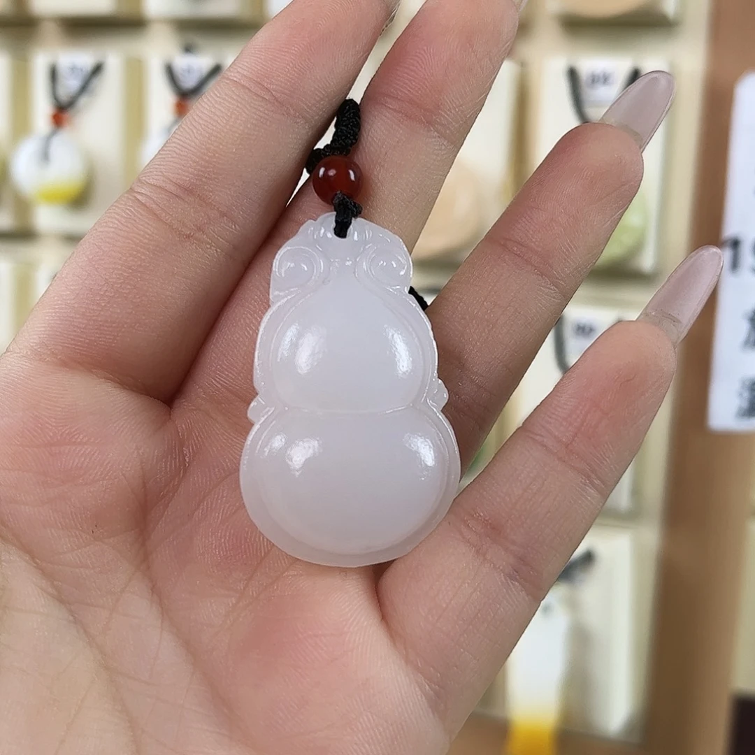 一***顺石英质玉未镶嵌颈饰