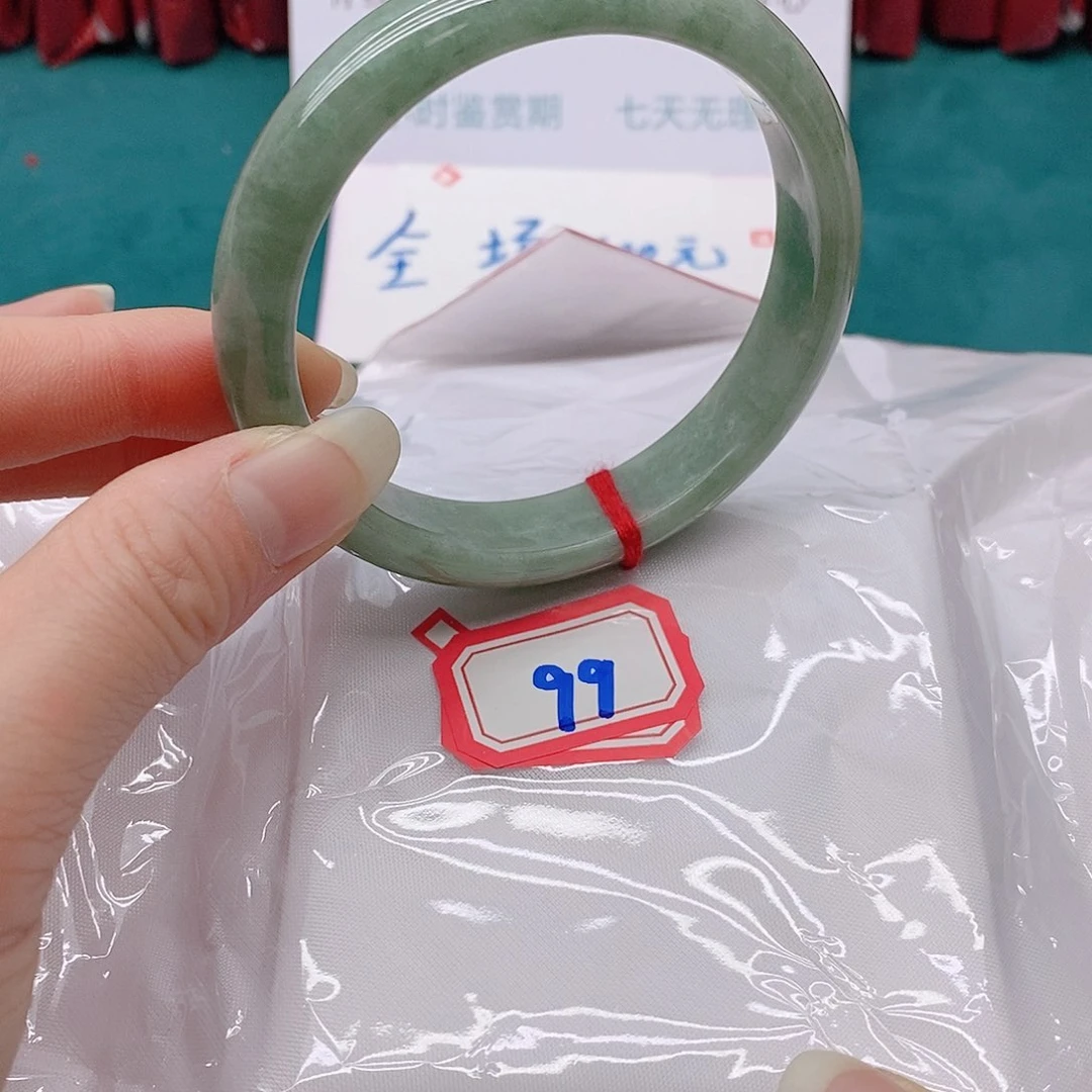 翡翠手镯未镶嵌被****子9999999999