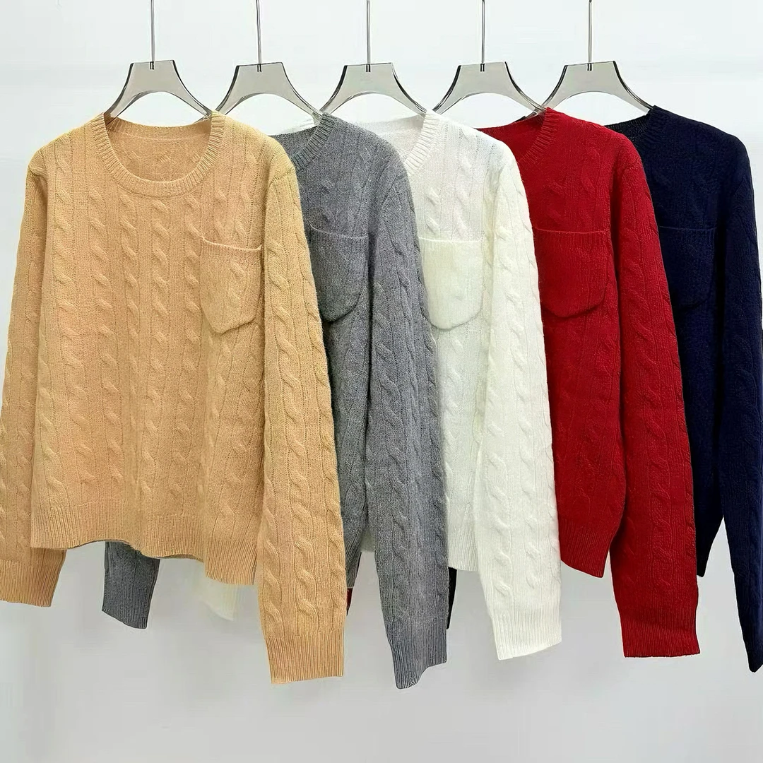 小马标绞花刺绣口袋款圆领麻花羊毛针织女士针织衫