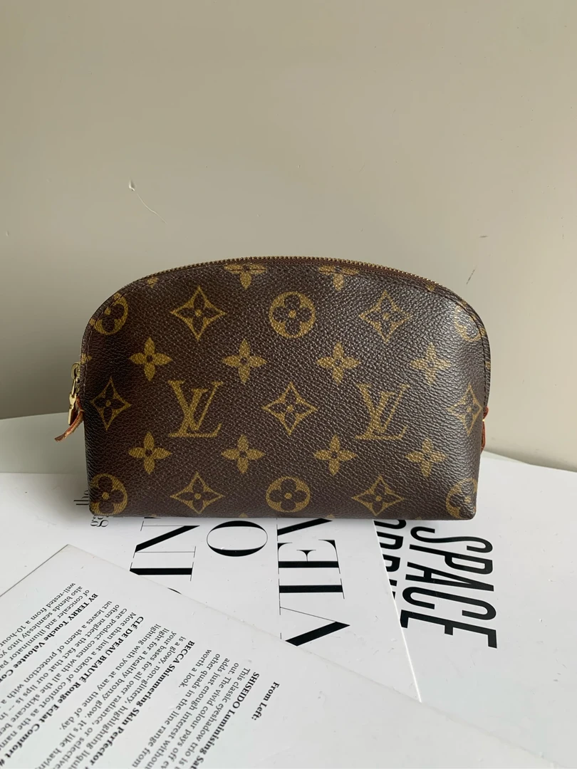 99新 LV 小号贝壳洗漱化妆包斜挎包全原