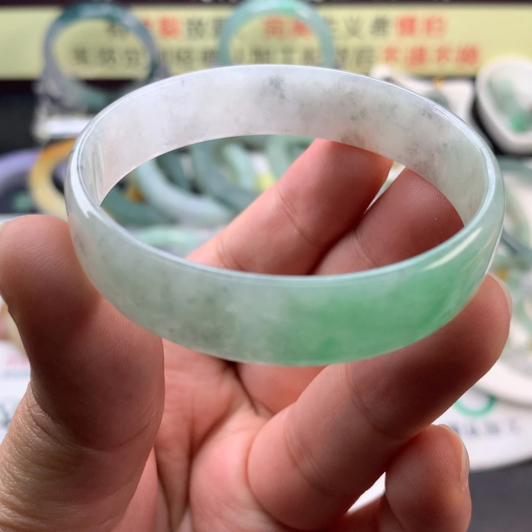 【闪购商品】未镶嵌定制翡翠52、53公主镯