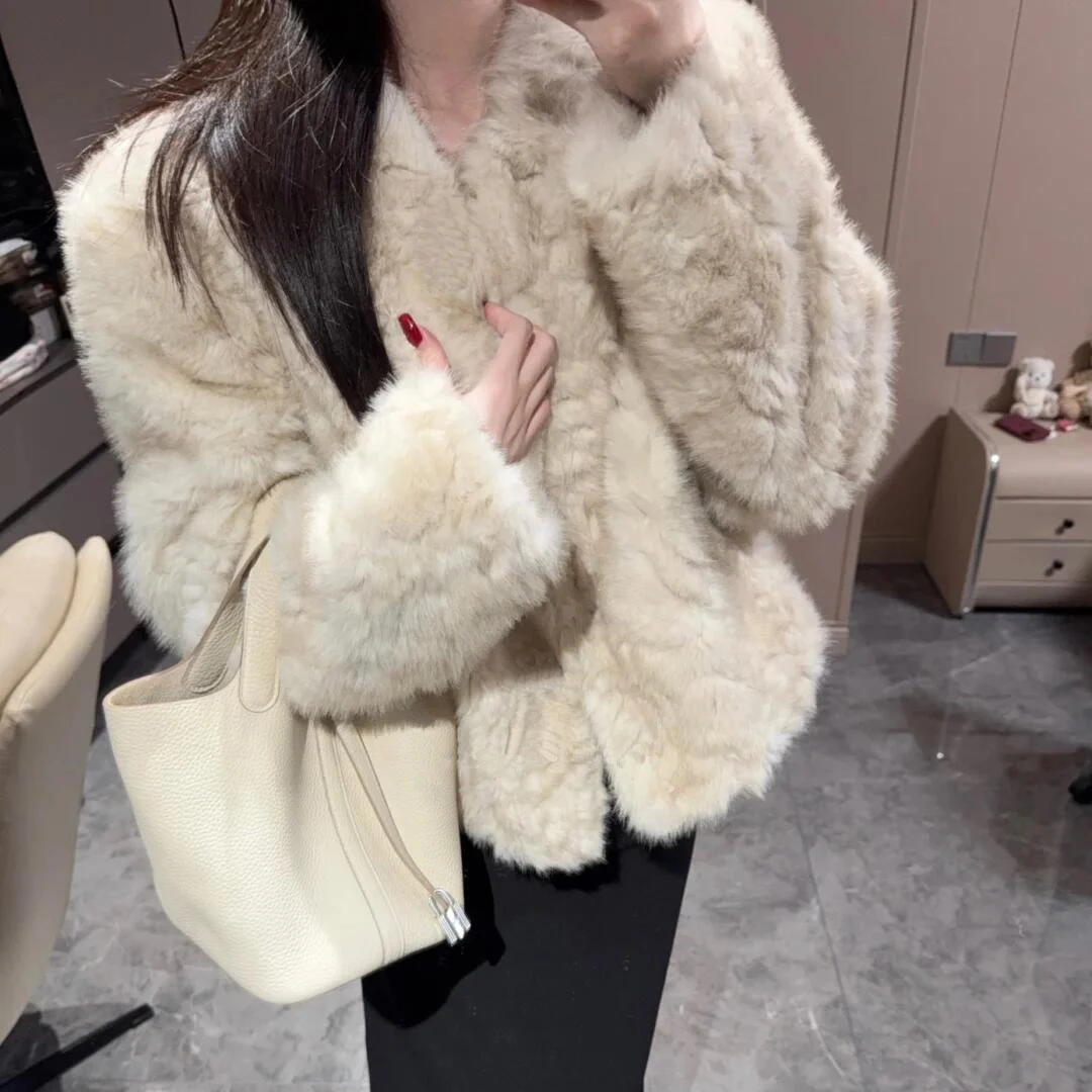 小湖羊白色皮毛一体羊羔毛外套女2025冬季新款牛角扣皮草毛绒大衣