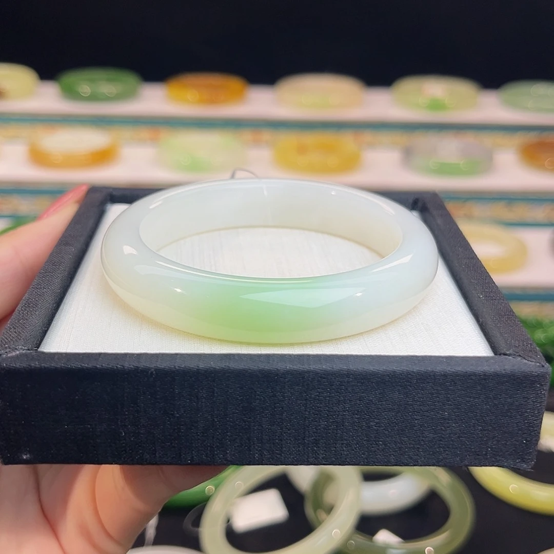 未镶嵌手镯和田玉白底翠青