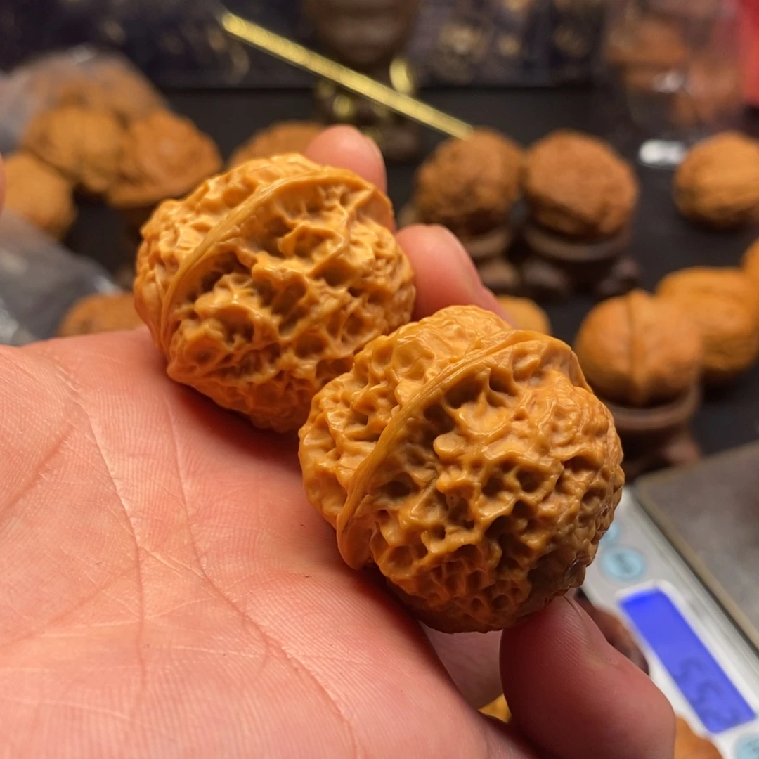 把件文玩核桃珊瑚绣球