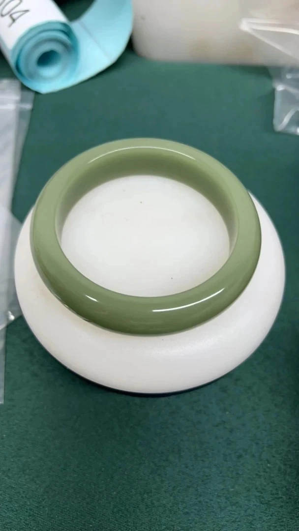 556鸭蛋青宽版和田玉手镯-天然珠宝发货多样性