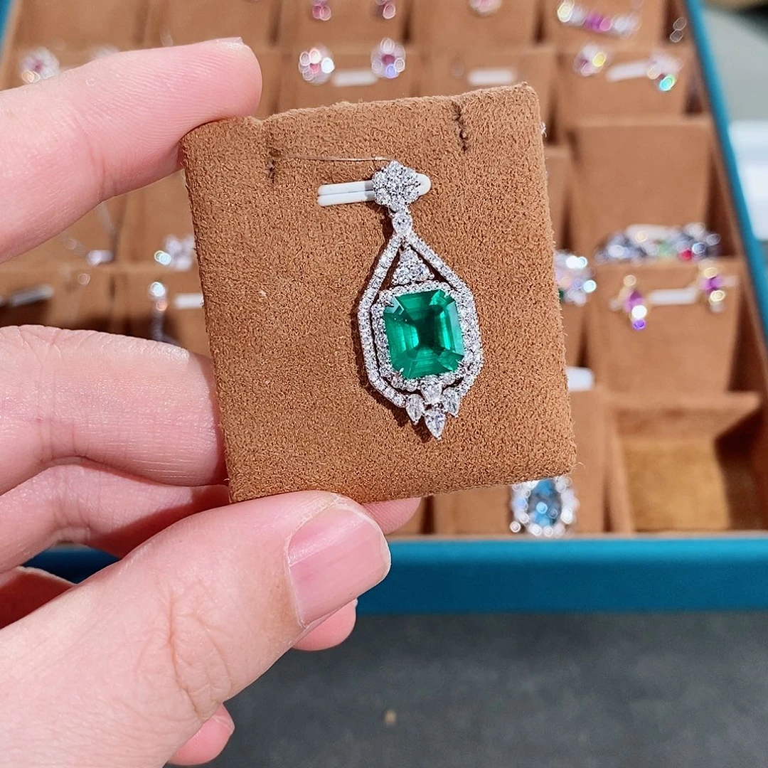 祖母绿颈饰18K金镶嵌吉尔德极微油vvg2.94ct