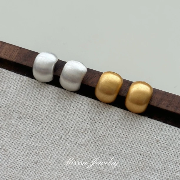 合金耳饰 金豆豆耳钉简约高级感哑光弧形金属耳钉简约日常感耳环