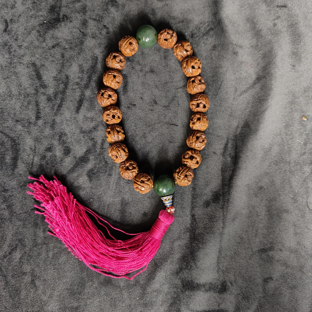 Tgz12民国核桃雕人物手持