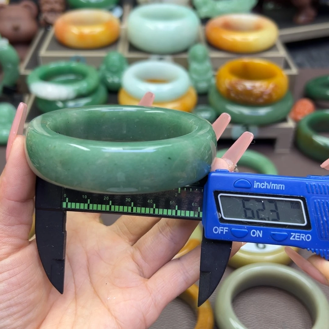 未镶嵌手镯石英岩玉