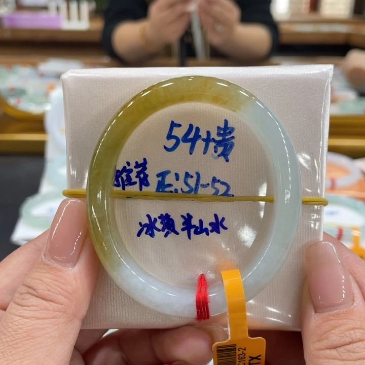 翡翠手镯未镶嵌翡翠