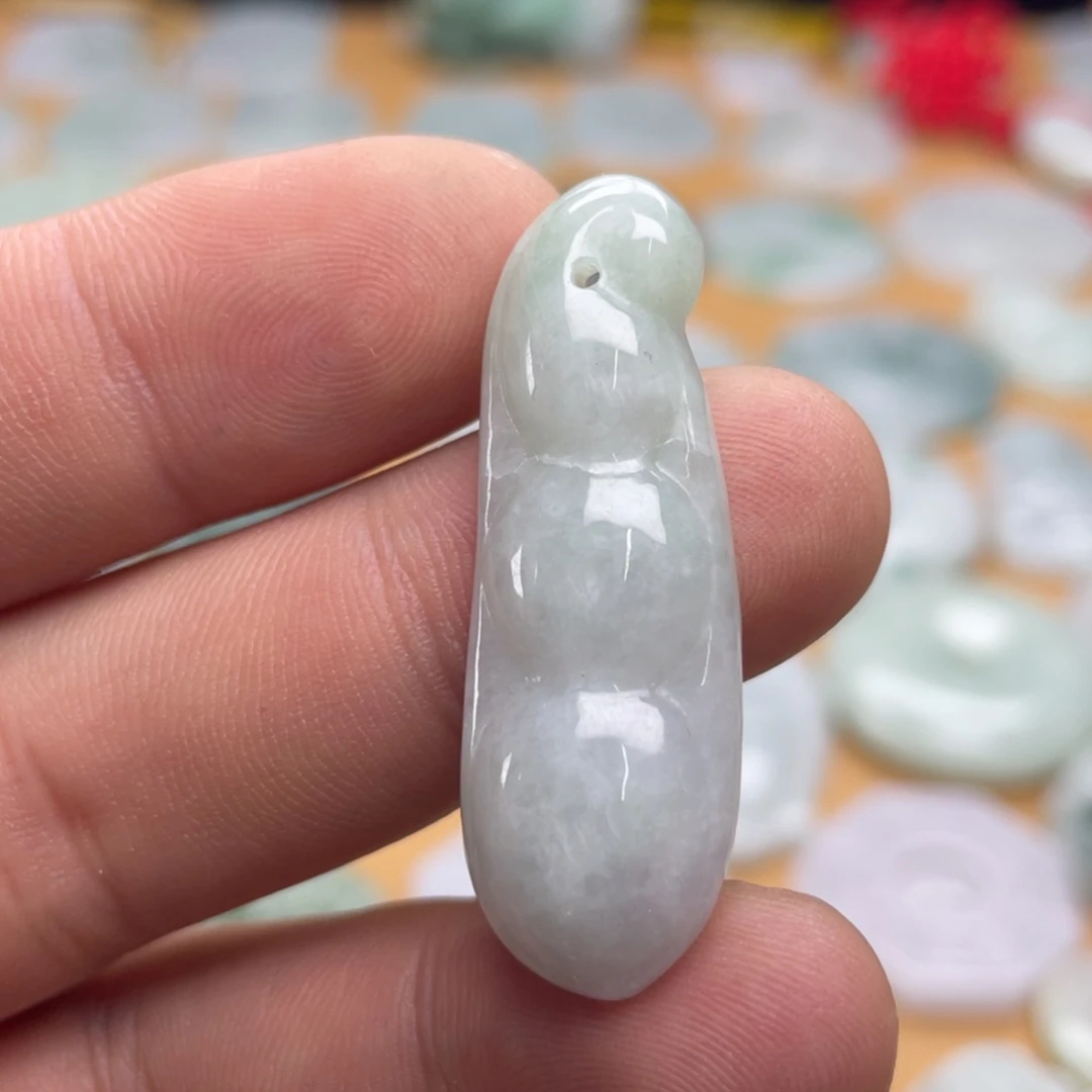 翡翠未镶嵌颈饰豆子