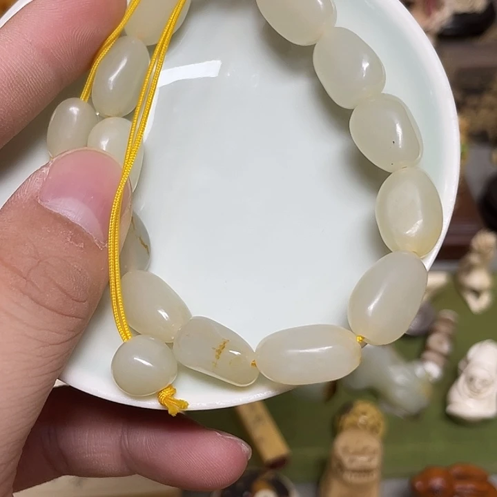 瓷片精致雕刻工艺精湛的