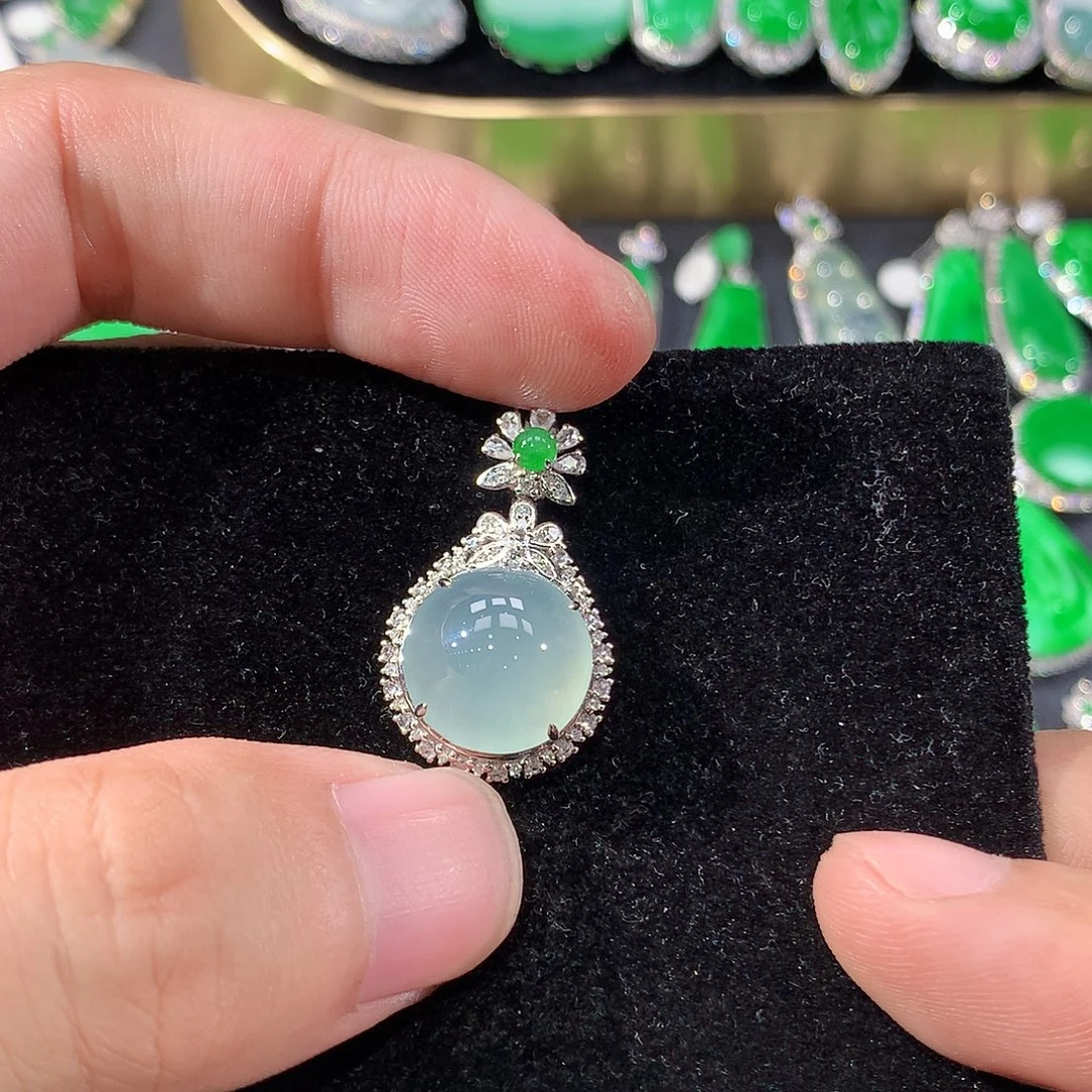 翡翠18K金镶嵌颈饰