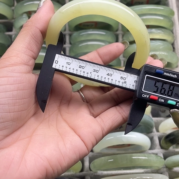 蛇纹石玉未镶嵌手镯191