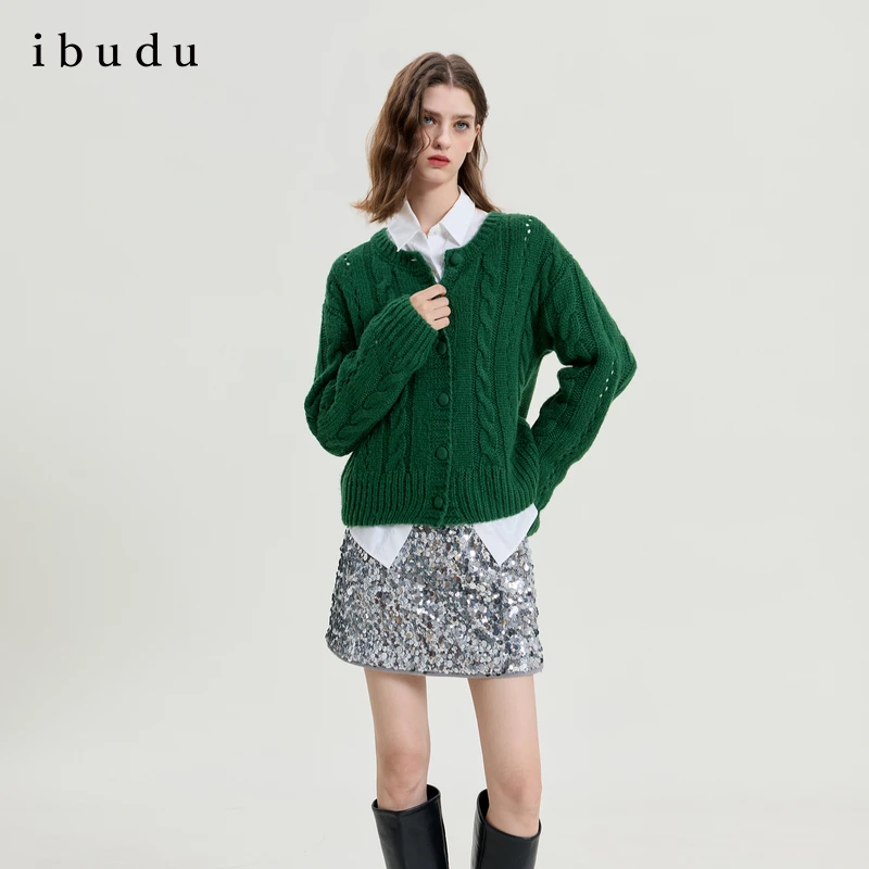 三彩ibudu2025冬季新款圆领开衫针织衫肌理绞花毛衫长袖上衣女