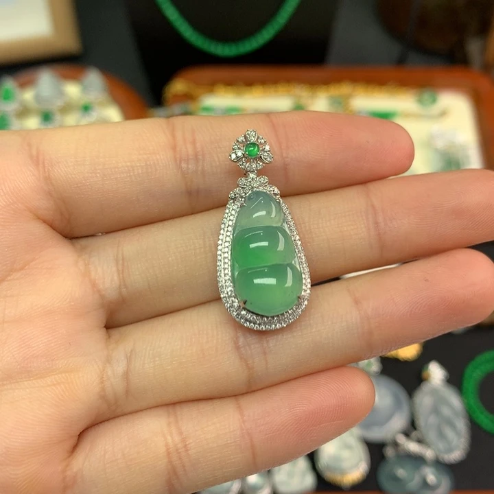 翡翠18K金镶嵌颈饰翡翠