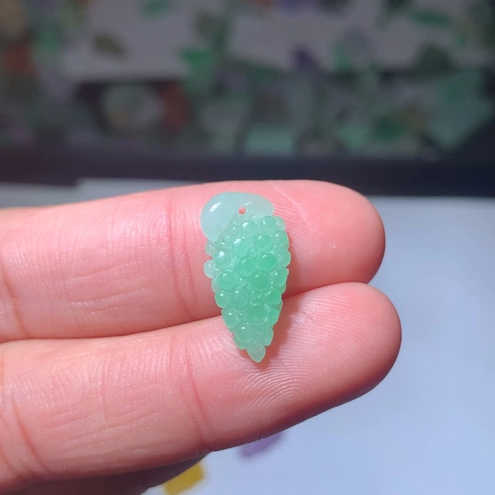 翡翠未镶嵌颈饰挂件