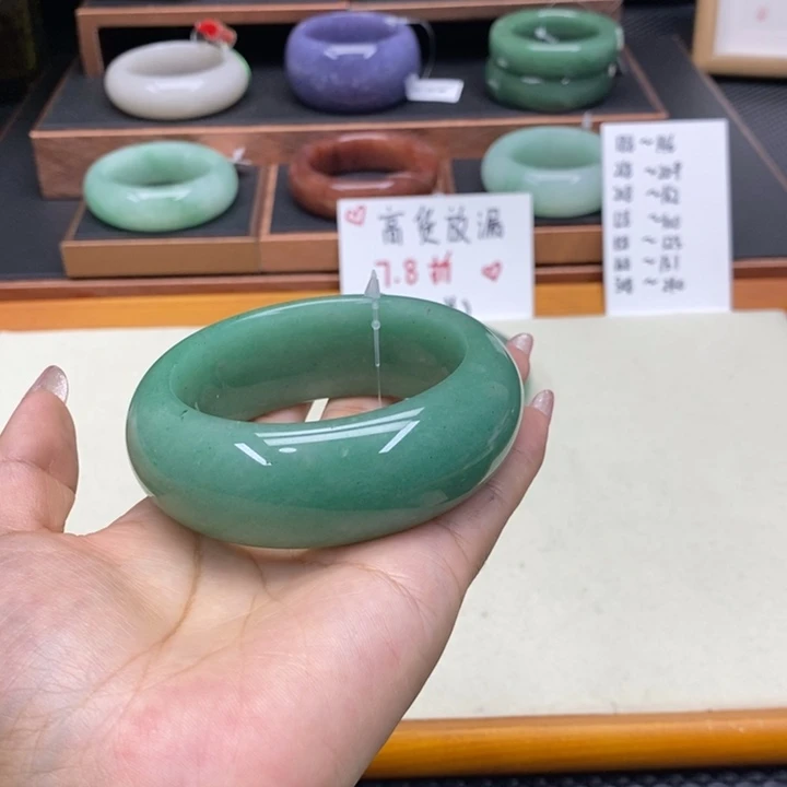 宁***海石英质玉未镶嵌手镯