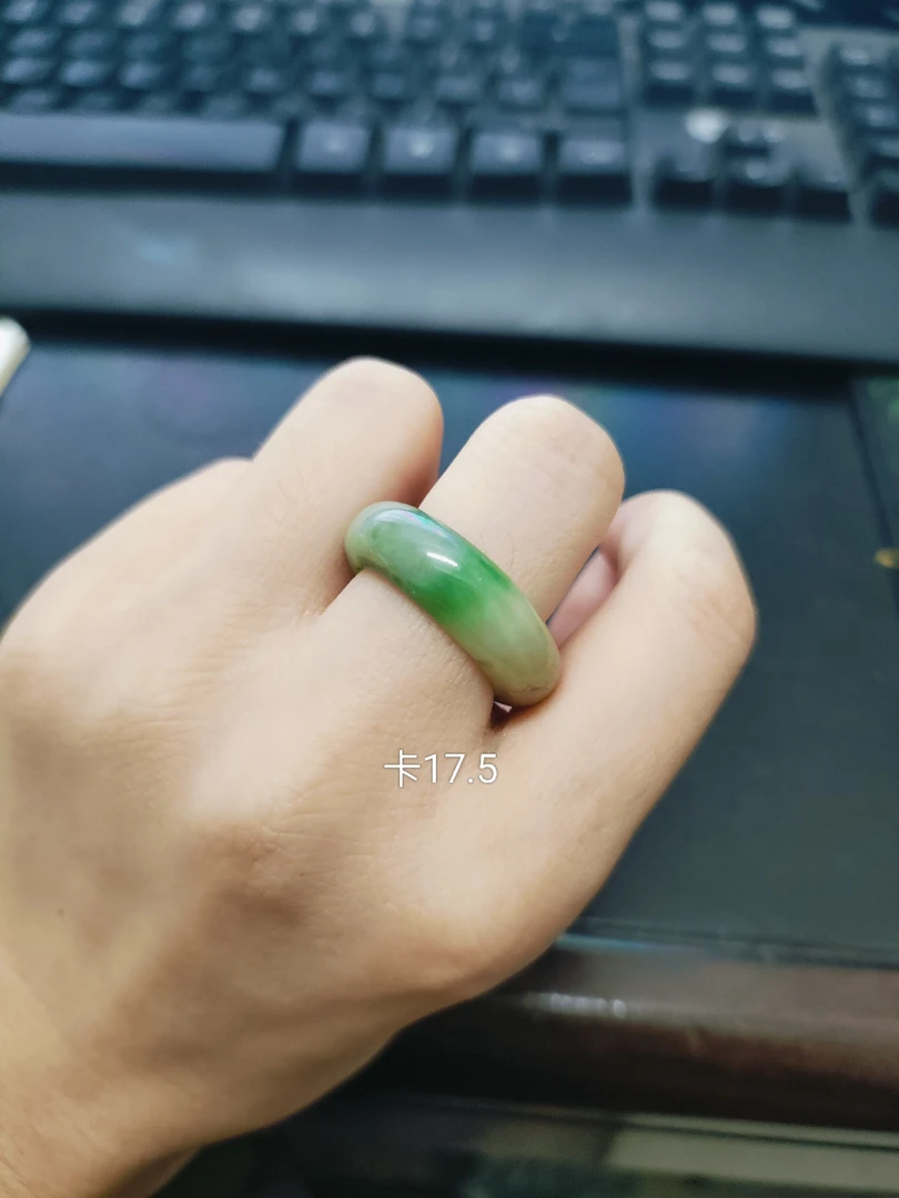 辣阳绿戒圈天然缅甸翡翠A货
