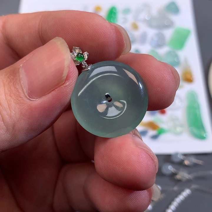 翡翠18K金镶嵌颈饰晴水平安扣