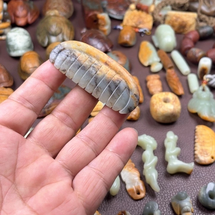 颈饰未镶嵌岫岩河磨玉（透闪石质玉）