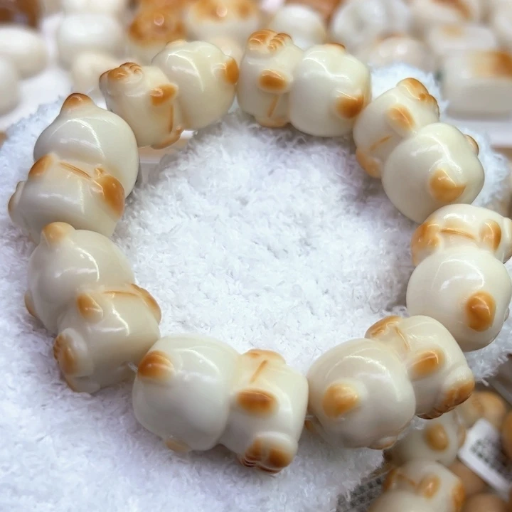 白玉菩提把件?****?66 象牙果原果雕刻炭烧背包小熊