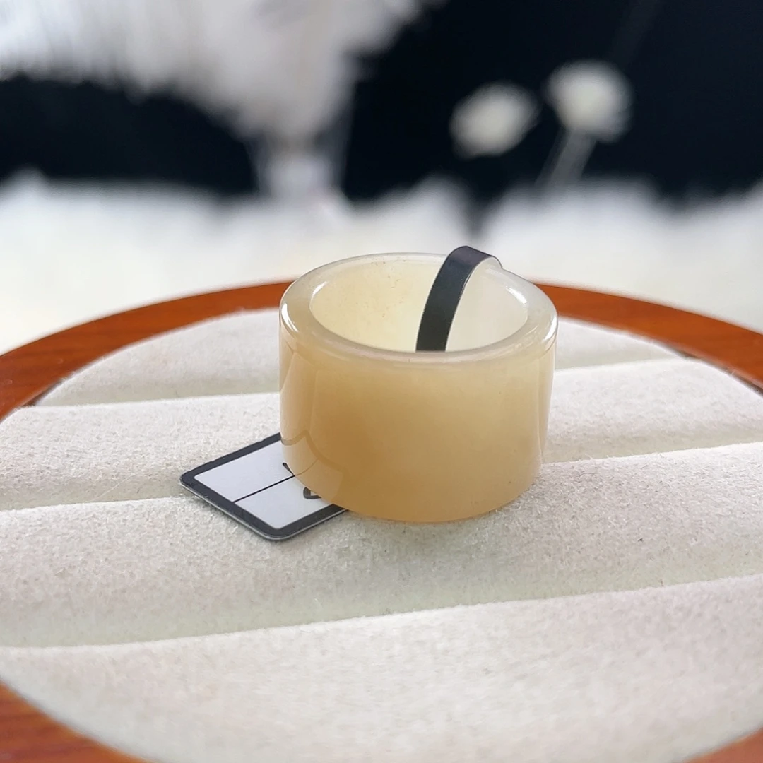 和田玉未镶嵌戒指l73。糖白渐变圆切。16.3。不退换