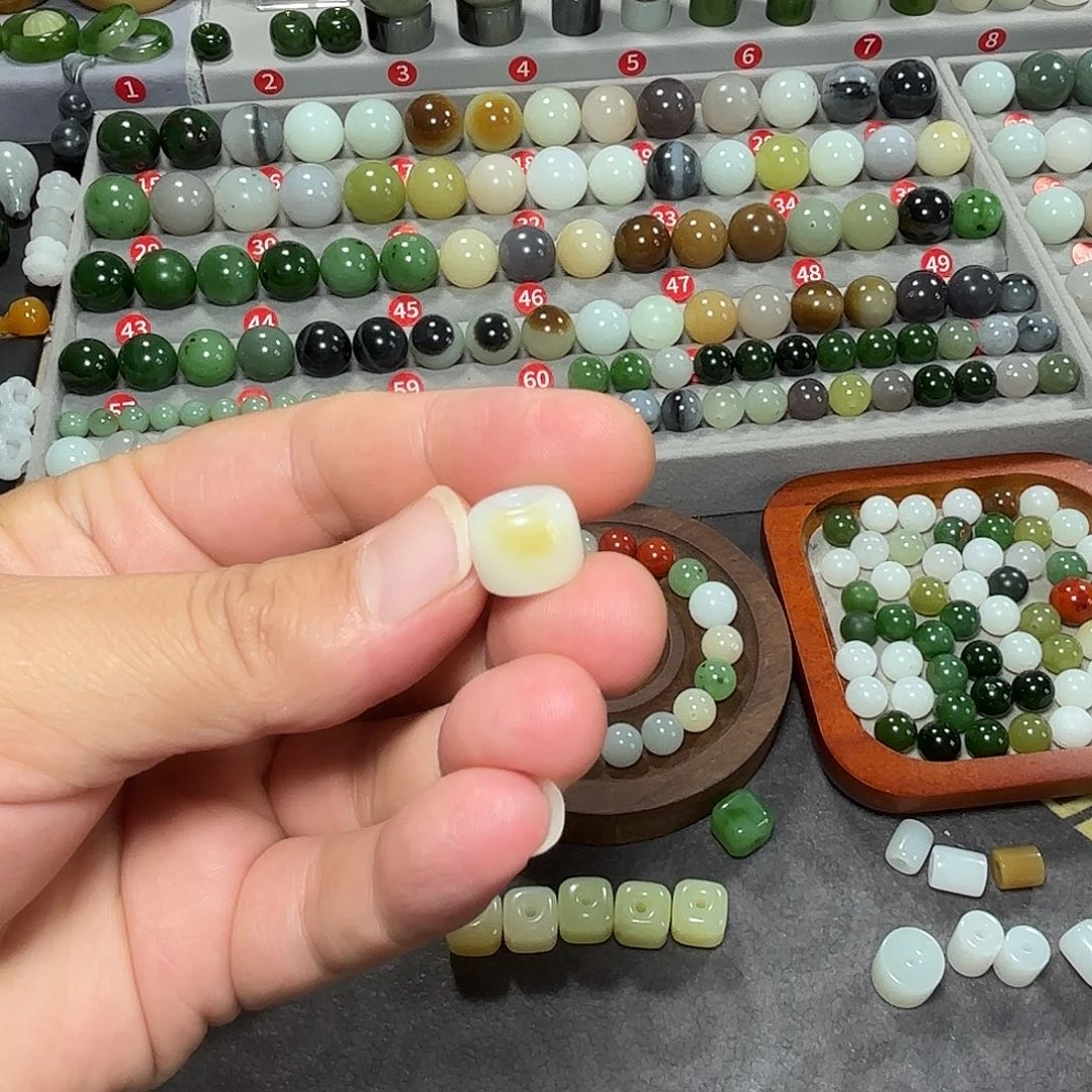 未镶嵌和田玉挂件观**在珠子