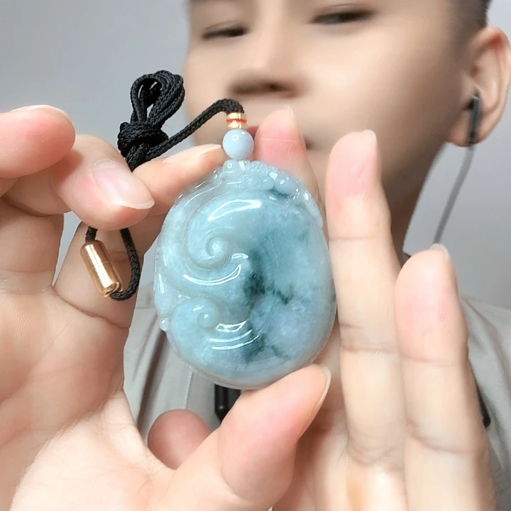 李***子翡翠未镶嵌颈饰如意