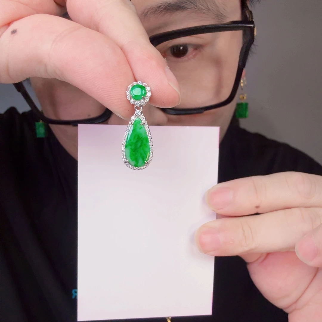 翡翠未镶嵌颈饰一件