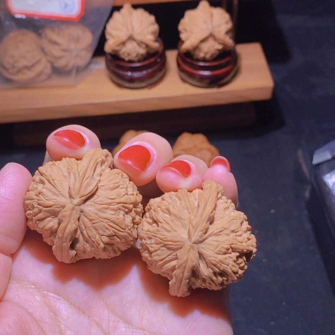 文玩核桃吊坠白狮子