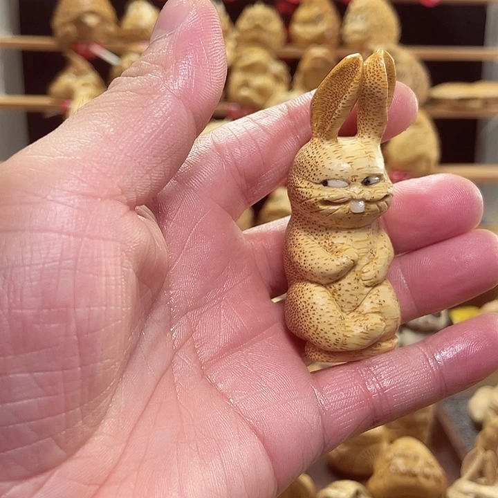 L***k竹竹根雕兔子手把件