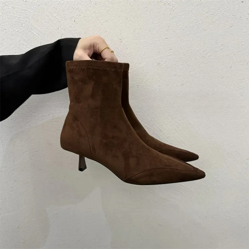 2025秋冬新款复古细跟拼接弹力瘦瘦靴女高跟百搭绒面套筒尖头短靴
