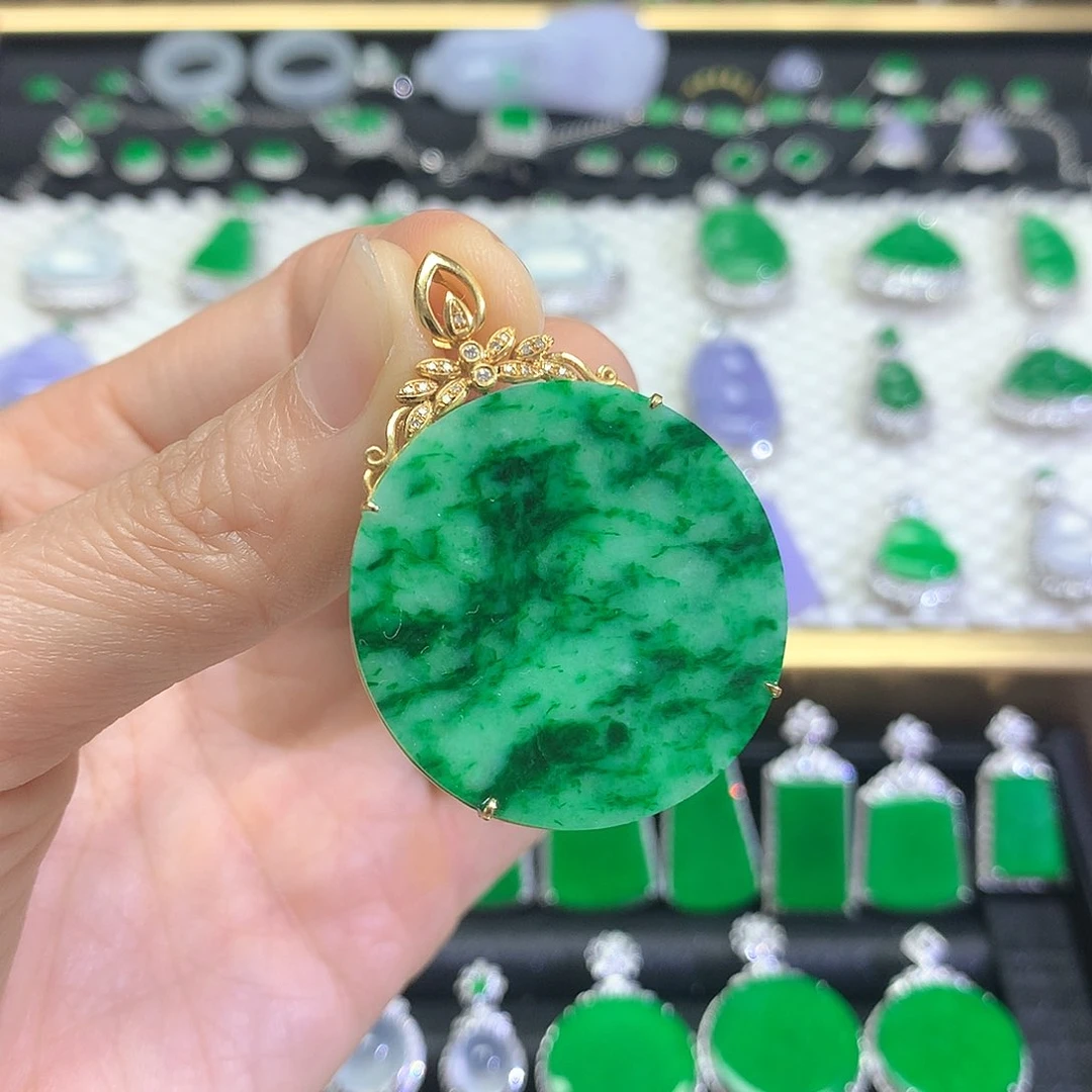 颈饰18K金镶嵌翡翠吊坠