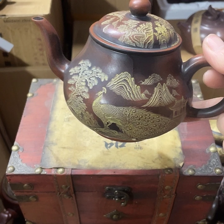 紫砂茶壶原矿泥料手工制作的一把紫砂壶。