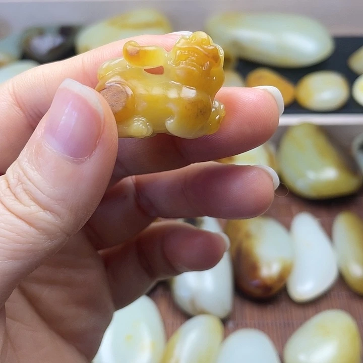 天***妹和田玉未镶嵌颈饰