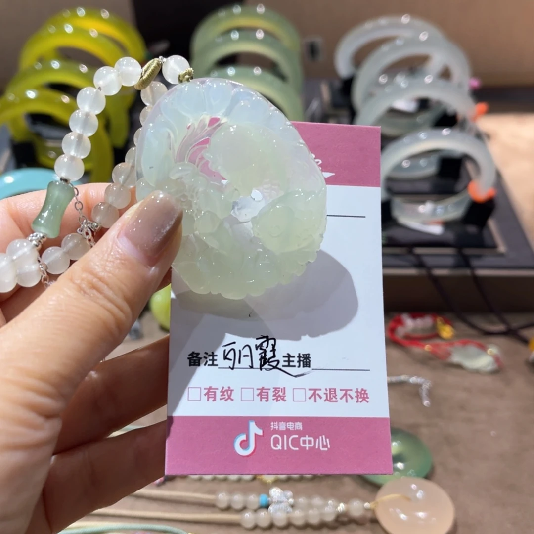 蛇纹石玉颈饰未镶嵌张*霞手镯