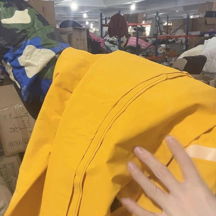 玻璃黄色雨衣套装小码。