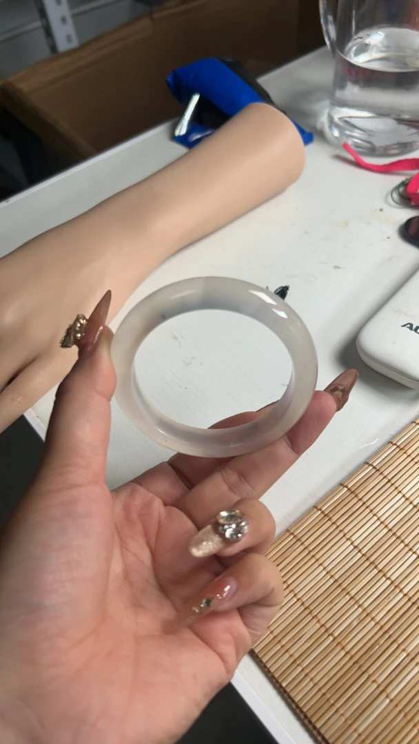 天然玛瑙手镯漂沙
