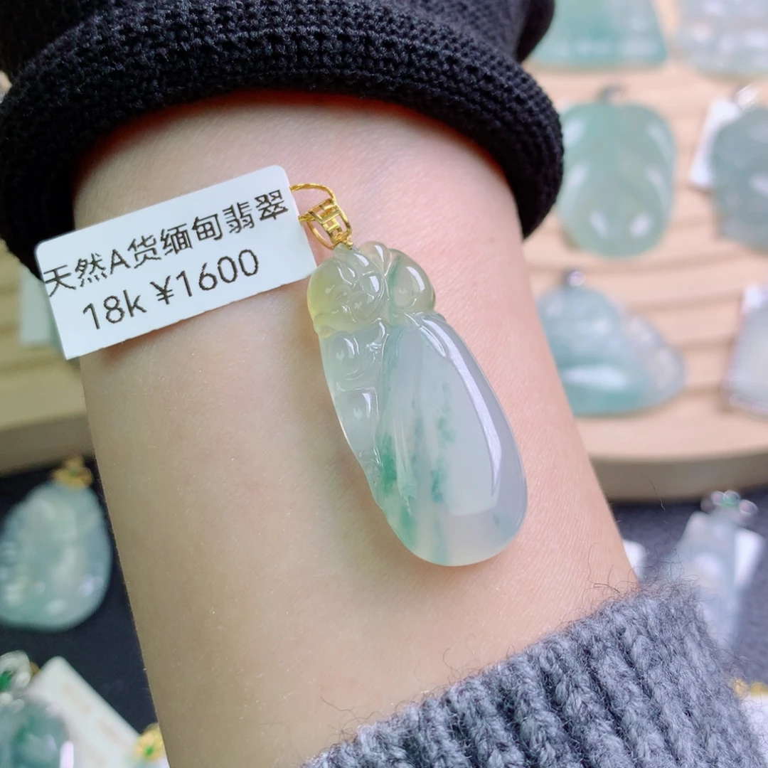 翡翠18K金镶嵌颈饰吊坠