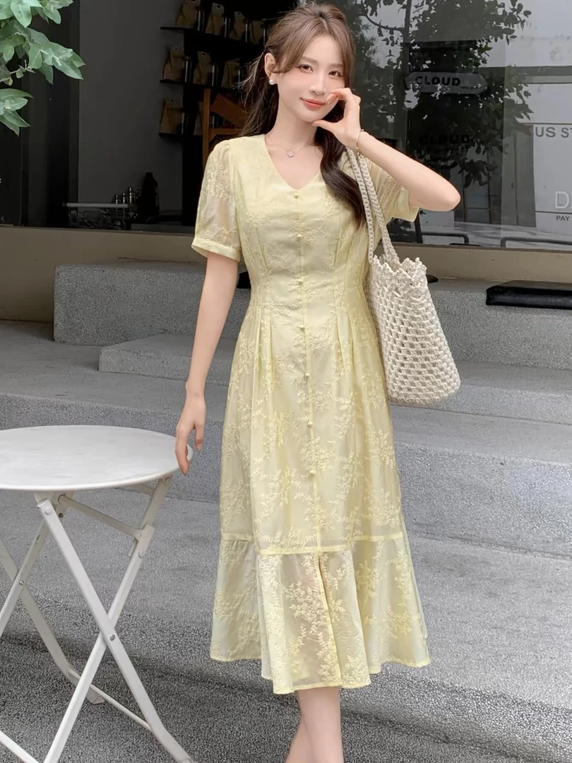 路路家2563中长款2025夏季新款时尚V领收腰显瘦绣花A字裙子
