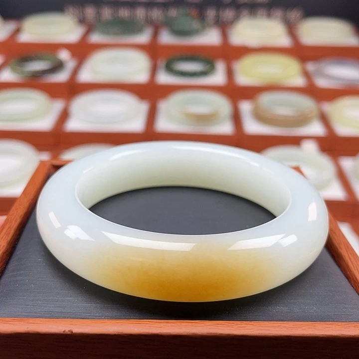 和田玉手镯未镶嵌糖白羊脂级别