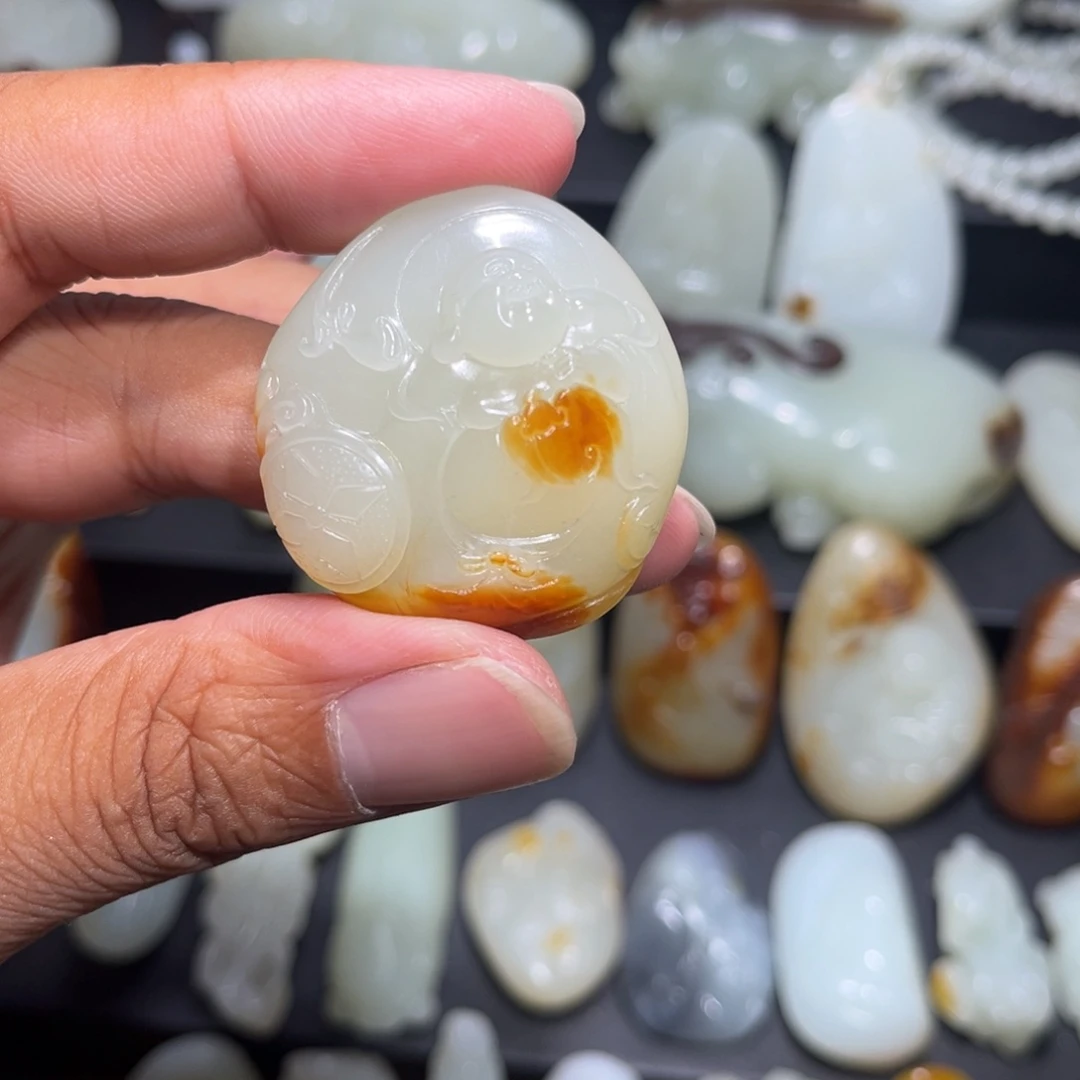 劉***忙和田玉未镶嵌颈饰