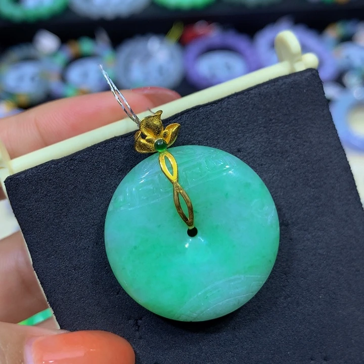 翡翠18K金镶嵌颈饰翡翠