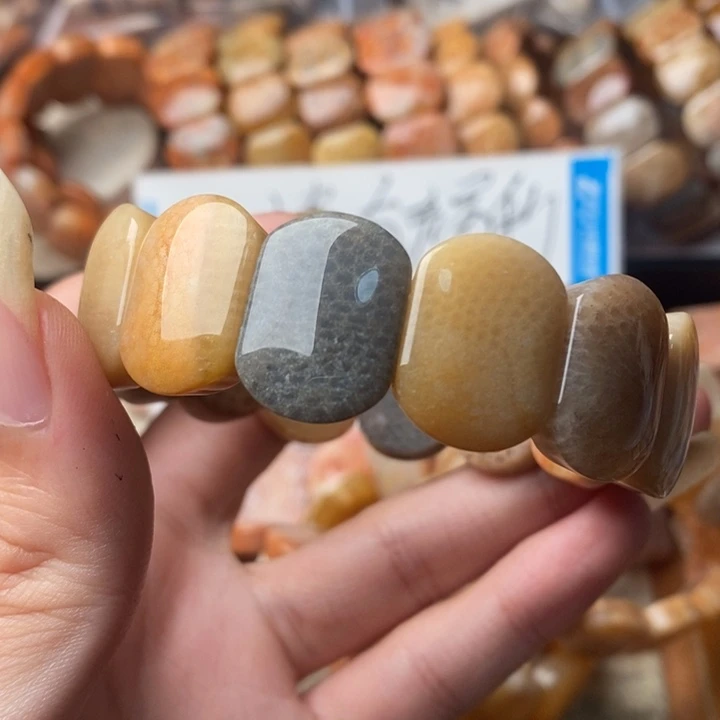 桃***哟颈饰未镶嵌硅化珊瑚（珊瑚玉）