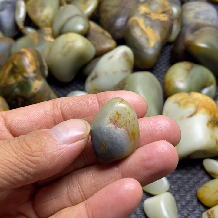 宁***柏未镶嵌和田玉（糖玉）珠宝奇石